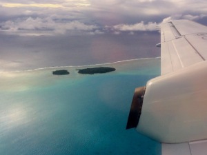 CI Flugzeug über Aitutaki